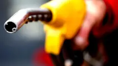 पेट्रोल पंप से जुड़ी तस्वीर