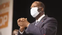 Le président de la Côte d'Ivoire Alassane Ouattara salue les partisans lors d'un congrès du parti à Abidjan, Côte d'Ivoire, 29 juillet 2020