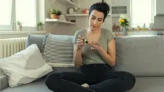 diabetini yoxlayan qadın