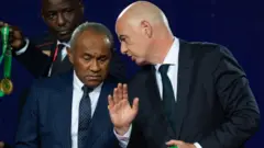 Le président de la Fifa (à droite) et le président de la CAF, Ahmad