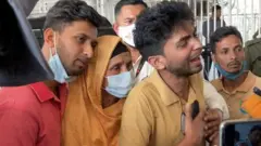 ঢাকায় ফেরা নাবিকদের স্বজনদের সাথে দেখা হবার পর আবেগঘন পরিবেশ সৃষ্টি হয়।