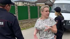 Марина Овсянникова во время задержания (фото из ее телеграм-канала)