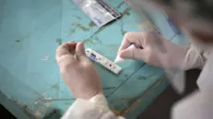 Enfermera realizando un test