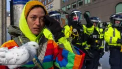 Полиция и протестующая