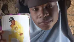 Woman dey hold picture