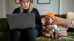 سيدة تعمل من المنزل