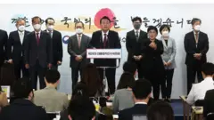 윤석열 대통령 당선인이 13일 인수위 공동기자회견장에서 새 정부 2차 인선 결과를 발표하고 있다