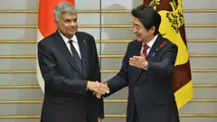 රනිල් වික්‍රමසිංහ 2015 ඔක්තෝම්බර් 6 වන දින ටෝකියෝ හි පිහිටි අබේගේ නිල නිවසේදී