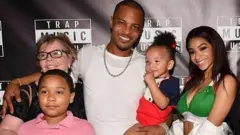 De izquierda a derecha: Diane Cottle-Pope, Major Harris, TI, Heiress Harris, Deyjah Harris, Tameka "Tiny" Harris y Zonnique Pullins asistieron a la vista previa VIP del Museo de Música Trap en el Museo de Música Trap el 29 de septiembre de 2018 en Atlanta, Georgia .