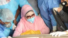 মুক্তি পাওয়ার পর খালেদা জিয়া বাড়িতে ফিরে আসেন।