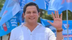 Omar Menéndez on the campaign trail