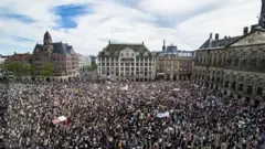 Amsterdam'daki protesto gösterisi