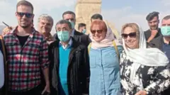 محمود احمدی نژاد با توریست‌های خارجی در پاسارگاد