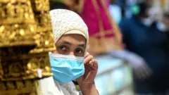 امرأة في الكويت ترتدي كمامة