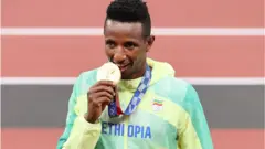 ኣብ መበል 32 ኦሎምፒክ ቶክዮ ብ 10 ሽሕ ሜትር ወርቂ መዳልያ ዝረኸበ ኣትሌት ሰለሞን