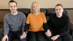 Sally Challen con sus hijos James (a la izquierda) y David (a la derecha)