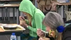 ਇੱਥੇ ਰਹਿਣ ਵਾਲੀਆਂ ਔਰਤਾਂ ਨੂੰ ਖਾਣਾ ਵੀ ਦਿੱਤਾ ਜਾਂਦਾ ਹੈ