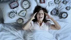 Mujer tratando de dormir