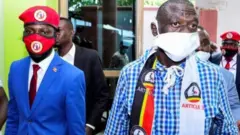 Viongozi wa upinzani Kizza Besigye kulia na Bobi Wine Kushoto