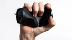 Mano apretando una lata de aluminio.