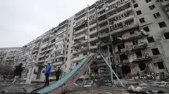 Prédio de Kiev destruído