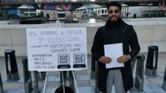 حیدر ملک کینیری وارف سٹیشن کے باہر