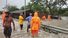 জোয়ারের প্রবল তোড়ে সয়লাব জনপদ।