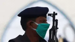पाकिस्तान के कराची में पहरे पर तैनात एक पुलिस अधिकारी [फ़ाइल फ़ोटो]