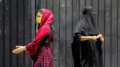 Warga Muslim Sri Lanka menunggu tes virus corona.