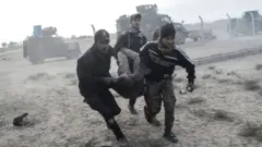 バズワヤ近くでISの反撃で負傷した同僚を運ぶCTS兵士たち(31日)