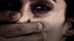 ਹੱਥ ਨਾਲ ਕੁੜੀ ਦਾ ਮੂੰਹ ਢਕਿਆ ਹੋਇਆ
