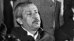 শেখ মুজিবুর রহমান ও তাঁর পুরো পরিবার হত্যাকান্ডের ঘটনা এখনো বাংলাদেশের ভবিষ্যৎ গতিপথের ওপর প্রভাব ফেলছে বলে মনে করেন রাজনৈতিক বিশ্লেষকরা