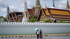 三名中國遊客站在泰國曼谷大皇宮經典前景點前