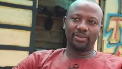 Wò ó bí alákọ̀wé ṣe ń fi aṣọ òkè ṣe báágì àti bàtà