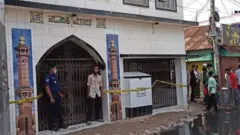 মসজিদ ঘেরাও করে পরিদর্শন চলছে।