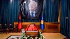 Kovčeg Adema Demaćija u Skupštini Kosova u Prištini