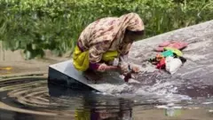কাপড় ধোয়ার রাসায়নিক-যুক্ত পানি সরাসরি নদী-জলাশয়ে ফেলা হয়