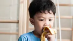 பள்ளி மாணவர்களுக்கு வாழைப்பழம் திட்டம்