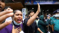 ইভ্যালি কোম্পানির গ্রাহকরা অর্থ ফেরত দেয়ার দাবিতে বিক্ষোভ প্রতিবাদ করছেন।