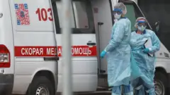 Врачи в костюмах