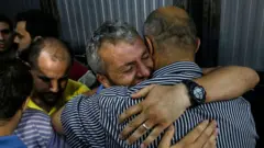 فلسطينيون يبكون ضحايا الانفجارات