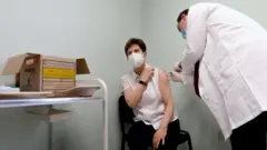 Macaristan'da Pfizer-BioNTech aşısı ilk olarak sağlık çalışanı Adrienne Kertesz'e yapıldı