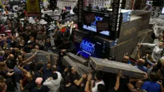 يتهافت المتسوقون على المتاجر في "الجمعة السوداء" ويتزاحمون للظفر بأفضل العروض.