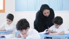 مدرسة تراجع دروس التلاميذ