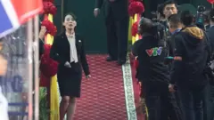 김정은 북한 국무위원장이 2차 북미정상회담을 위해 특별열차편으로 베트남 랑선성 동당역에 도착한 2019년 2월 26일 김여정 노동당제1부부장이 열차에서 먼저 내려 상황을 점검하고 있다