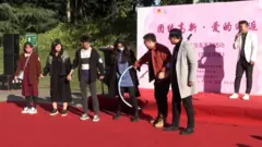 年輕單身男女參加中共濟南高新區團委舉辦的大型相親活動