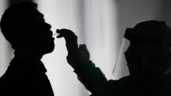 شخصان أحدهما يفحص الآخر