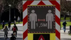 Amsterdam'da 1.5 metrelik sosyal mesafe uyarıları yapılıyor.