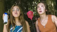 Adolescentes preparadas para lidiar con los mosquitos en un bosque.