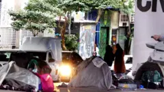 Moradores em situação de rua vivendo embaixo de viaduto no centro de São Paulo